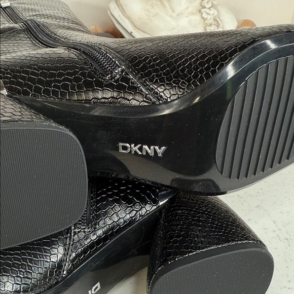 DKNY Women's Cana Block Heel Knee-High Boots Wide Calf Sz 8 - Picture 7 of 12